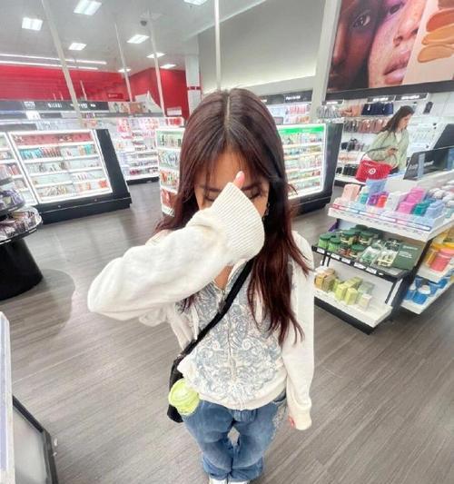 拍照时手机挡脸怎么解决？镜子拍照姿势有哪些？