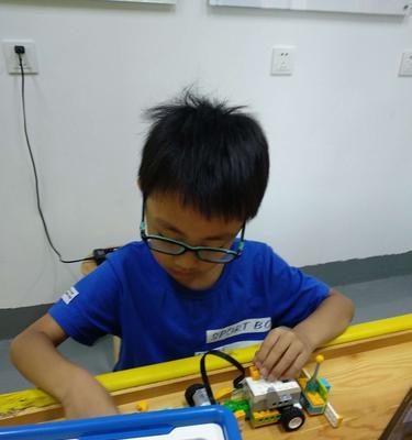 课堂提醒机器人如何用手机拍照？操作步骤是什么？