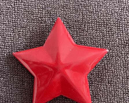 蓝牙耳机耳环红色的含义是什么？红色耳环在社交中有何暗示？
